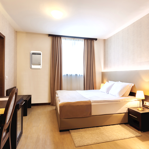Purificateur d'air AeraMax Pro AM 2 en chambre d'hotel